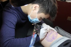 Tùy từng vị trí xăm khác nhau trên da mà người xăm chịu đau nhiều hay ít. (Ảnh: Xâm Phan/Vietnam+)