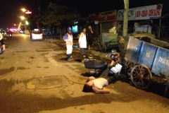  Ma men dẫn lối, nam thanh niên phi ngược chiều tông vào xe rác