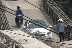 Chủ thầu xây dựng cầu Hòa Viên đã quyết định đuổi việc 2 nhân viên bảo vệ thu phí trái phép tại cây cầu tạm phục vụ công trình. (Ảnh: PV/Vietnam+)