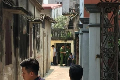 Cơ quan điều tra có mặt tại ngôi nhà (mái tôn màu đỏ) để phong tỏa hiện trường, điều tra vụ việc (Ảnh: Cộng tác viên)