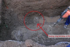 Đường cống bê tông cũ D300 kết nối cống D800 trên phố Đặng Dung có hướng chảy qua nhà số 5 Đặng Dung liệu có phải là nút thắt giải quyết vấn đề? (Ảnh: Võ Phương/Vietnam+)