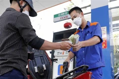 Mua, bán xăng, dầu tại một cửa hàng kinh doanh xăng dầu trên địa bàn Hà Nội. (Ảnh: Trần Việt/TTXVN)