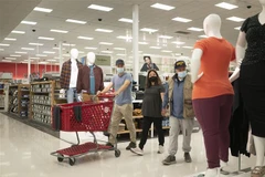Khách hàng chọn mua đồ trong siêu thị ở San Mateo, bang California (Mỹ) ngày 13/9/2022. (Ảnh: THX/TTXVN)