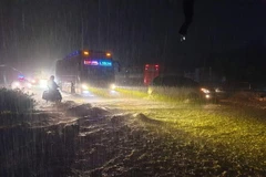 Quốc lộ 1 đoạn qua thị trấn Chí Thạnh, huyện Tuy An, Phú Yên bị ngập úng cục bộ do mưa lớn vào tối 24/9. (Ảnh: TTXVN phát)