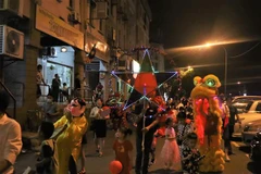 Các cháu nhỏ cùng các bậc phụ huynh tham gia Lễ rước đèn Trung Thu tại Malaysia. (Ảnh: Mạnh Tuân/TTXVN)