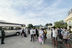 An Giang tiếp nhận 44 người nhập cảnh trái phép do phía Campuchia bàn giao. (Ảnh: Công Mạo/TTXVN)