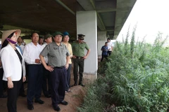 Thủ tướng Phạm Minh Chính kiểm tra thực trạng Bệnh viện Hữu nghị Việt Đức cơ sở 2 tại thành phố Phủ Lý, Hà Nam.(Ảnh: Dương Giang/TTXVN)