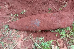 Đầu đạn pháo 175mm được phát hiện trong vườn nhà dân. (Ảnh: TTXVN phát)