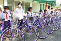 Nhiều học sinh nghèo hiếu học ở Đồng Tháp được tặng xe đạp từ Hành trình “Tiếp sức đến trường”. (Ảnh: Nhựt An/TTXVN)
