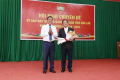 Phó Bí thư Tỉnh ủy Đắk Lắk Y Biêr Niê tặng hoa chúc mừng tân Chủ tịch Ủy ban Mặt trận Tổ quốc Việt Nam tỉnh Đắk Lắk Y Giang Gry Niê Knơng. (Ảnh: TTXVN phát)