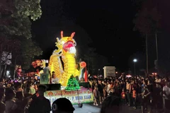 Các mô hình được sáng tạo và gửi gắm nhiều mong ước của người dân. (Ảnh: Nam Sương/TTXVN)