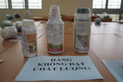 Phân bón, thuốc bảo vệ thực vật hàng không đạt chất lượng bị tịch thu, lưu giữ mẫu trưng bày tại Sở Nông nghiệp và Phát triển Nông thôn tỉnh Tây Ninh. (Ảnh: Thanh Tân/TTXVN)