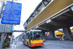 Trạm xe buýt Thượng Đình. (Ảnh: Tuấn Anh/TTXVN)