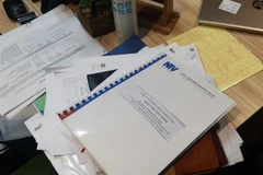 Các tài liệu quan trọng bị lực lượng chức năng niêm phong và thu giữ tại trụ sở FLC. (Ảnh: Phạm Kiên/TTXVN)