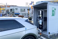 Một trạm sạc dành cho xe điện tại thủ đô Seoul, Hàn Quốc. (Ảnh: Anh Nguyên/TTXVN)