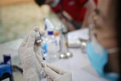 Cán bộ y tế Trung tâm Y tế các khu công nghiệp tỉnh Bắc Giang tiêm vaccine phòng COVID-19 cho người lao động. (Ảnh: Danh Lam/TTXVN)