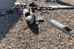 Xác của một trong các máy bay không người lái bị bắn hạ sau vụ tấn công nhằm vào căn cứ không quân Ain Al-Asad ở tỉnh Al-Anbar, miền Tây Iraq ngày 5/1/2022. (Ảnh minh họa: AFP/TTXVN)