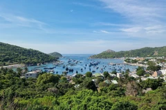 Vẻ đẹp thơ mộng của vịnh Vĩnh Hy nằm trong Khu dự trữ sinh quyển thế giới Núi Chúa. (Ảnh: Nguyễn Thành/TTXVN)