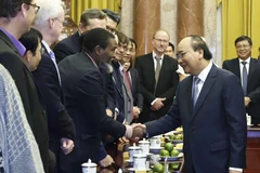 Chủ tịch nước Nguyễn Xuân Phúc với các đại biểu. (Ảnh: Thống Nhất/TTXVN)