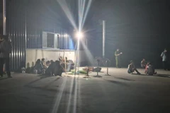 Lực lượng chức năng đang có mặt tại hiện trường để xác minh nguyên nhân vụ việc. (Ảnh: Việt Dũng/TTXVN)