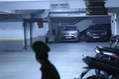 Lực lượng chức năng tới trụ sở Công ty Cổ phần Chứng khoán Trí Việt thực hiện việc khám xét. (Ảnh: Phạm Kiên/TTXVN)