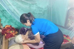 Phụng dưỡng, chăm sóc, thăm hỏi, động viên Mẹ Việt Nam anh hùng trên địa bàn tỉnh Thanh Hóa. (Ảnh minh họa: TTXVN phát)