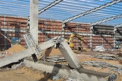 Bí thư Tỉnh ủy Hồ Quốc Dũng đến kiểm tra tại hiện trường vụ sập tường tại nhà máy chế biến thực phẩm - Công ty Savvy Seafood Việt Nam. (Ảnh: TTXVN phát)