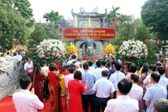 Các đại biểu và du khách thập phương dâng hương tưởng niệm Hưng Đạo đại vương Trần Quốc Tuấn. (Ảnh: Mạnh Tú/TTXVN)