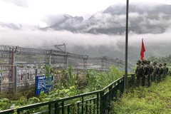 Hai bên trao đổi, thống nhất các nội dung trước khi tuần tra. (Ảnh: Minh Tâm/TTXVN)