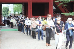 Người dân đến viếng tại lễ tang cố Thủ tướng Nhật Bản Abe Shinzo ngày 12/7. (Ảnh: Đào Thanh Tùng/TTXVN)