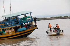 Tàu thuyền ra, vào cảng cá Phan Thiết. (Ảnh: Nguyễn Thanh/TTXVN)