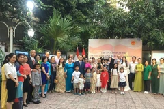 Đại sứ Nguyễn Huy Dũng chụp ảnh lưu niệm với bà con cộng đồng người Việt tại Ai Cập. (Ảnh: Nguyễn Trường/TTXVN)