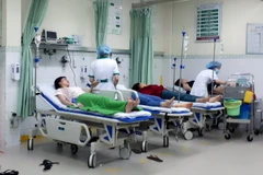 Các bệnh nhân đang được đưa vào cấp cứu trong đêm 14/9. (Ảnh: Trần Lâm/Vietnam+)