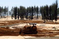 San ủi mặt bằng trong rừng phòng hộ để làm sân golf. (Ảnh: Thế Lập/TTXVN)