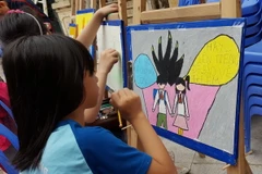 Thiếu nhi Thủ đô vẽ tranh tại Ngày hội thiếu nhi vẽ tranh phòng chống xâm hại tình dục trẻ em. (Ảnh: Kim Anh/TTXVN)