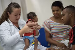 Trẻ em mắc chứng đầu nhỏ do nhiễm virus Zika. (Ảnh: AFP/TTXVN)