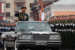 Bộ trưởng Quốc phòng Nga Sergei Shoigu duyệt đội hình Các lực lượng vũ trang tham gia lễ diễu binh diễu hành kỷ niệm 72 năm Ngày Chiến thắng, tại Moskva ngày 9/5 vừa qua. (Ảnh: AFP/TTXVN)