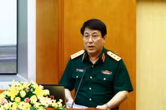 Thượng tướng Lương Cường, Bí thư Trung ương Đảng, Ủy viên Thường vụ Quân ủy Trung ương, Chủ nhiệm Tổng cục Chính trị Quân đội Nhân dân Việt Nam phát biểu tại hội nghị. (Ảnh: An Đăng/TTXVN)