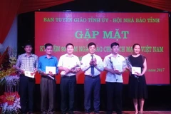 Hội viên nhà báo tỉnh Hòa Bình nhận Kỷ niệm chương Vì sự nghiệp Báo chí Việt Nam của Trung ương Hội Nhà báo Việt Nam. (Ảnh: NhanSinh/TTXVN)