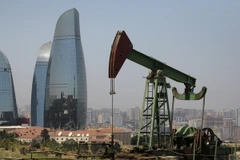 Một trạm bơm dầu ở Baku, Azerbaijan. (Ảnh: AP/TTXVN)