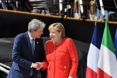 Thủ tướng Italy Paolo Gentiloni (trái) và Thủ tướng Đức Angela Merkel (phải) tham dự Hội nghị. (Ảnh: AFP/TTXVN)