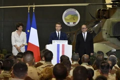 Tổng thống Pháp Emmanuel Macron, Ngoại trưởng Pháp Jean-Yves Le Drian và Bộ trưởng Quốc phòng Pháp Sylvie Goulard trong chuyến thăm các binh sỹ Pháp tham gia chiến dịch chống khủng bố tại khu vực Sahel, ở Gao, Mali ngày 19/5 vừa qua. (Ảnh: EPA/TTXVN)