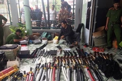 Số vũ khí, đao kiếm, công cụ hỗ trợ tạm giữ tại nhà đối tượng Dương Hoàng Chân. (Ảnh: Lê Đức Hoảnh/TTXVN)