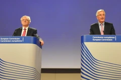 Hai nhà đàm phán của phía EU Michel Barnier và phía Anh David Davis. (Ảnh: Kim Chung/TTXVN)