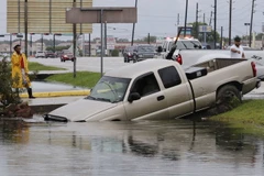 Ôtô bị nước lũ cuốn trôi trong bão Harvey tại Mỹ ngày 27/8. (Ảnh: EPA/TTXVN)