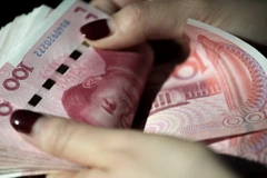 Đồng Nhân dân tệ tại một ngân hàng ở Bắc Kinh, Trung Quốc. (Ảnh: AFP/TTXVN)