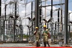 Công nhân Công ty Truyền tải Điện 4 (EVN NPT) vận hành trạm biến áp 500kV Nhà Bè. (Ảnh: Ngọc Hà/TTXVN)