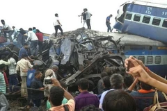 Công nhân cứu hộ và tình nguyện viên địa phương vẫn đang tìm kiếm người sống sót. (Nguồn: AP)