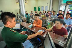 Khách du lịch qua cửa khẩu Móng Cái. (Ảnh: Trọng Đạt/TTXVN)