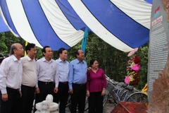 Phó Thủ tướng Trương Hòa Bình và các đại biểu tại bia kỷ niệm báo Giải phóng. (Ảnh Lê Đức Hoảnh/TTXVN)